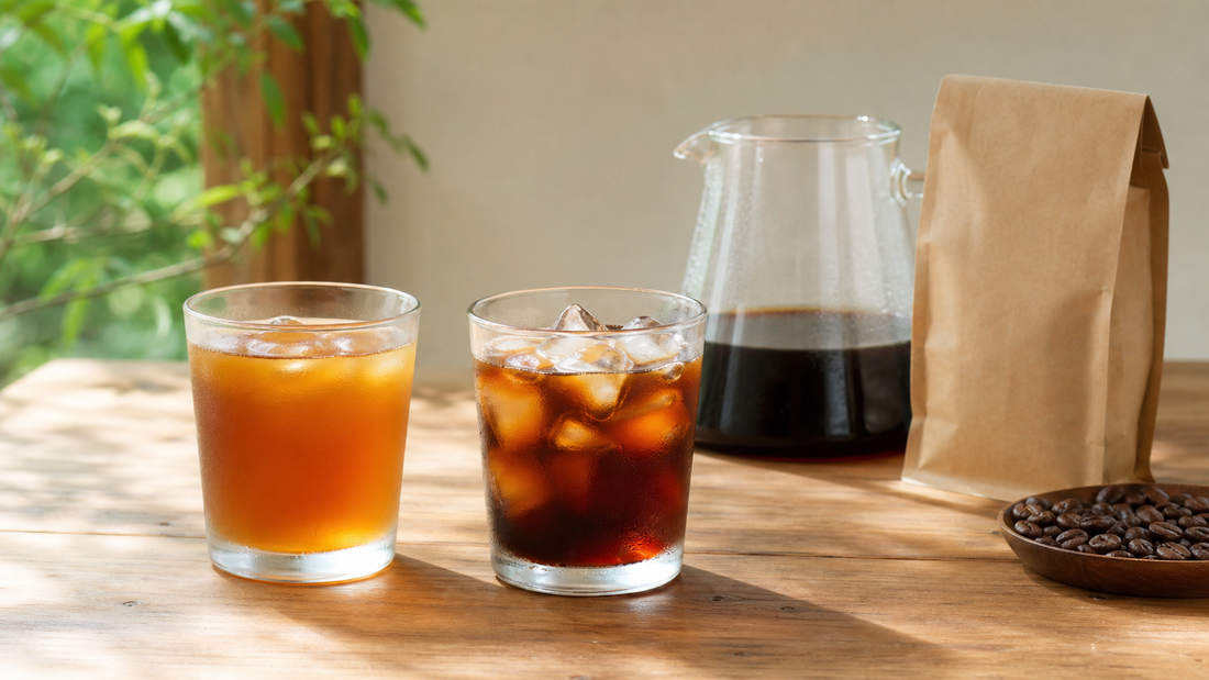 水出し珈琲とアイスコーヒーのグラスを木のテーブルに並べた夏らしいイメージ